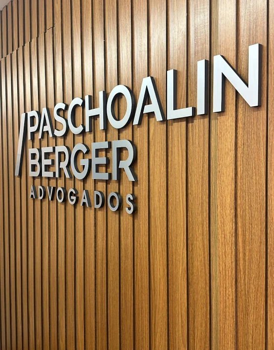 Fachada interna moderna de escritório de advocacia com letreiro em madeira e metal, corredor elegante em tons amadeirados, iluminação sofisticada, fotografia realista profissional