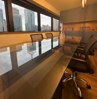 Sala de reuniões contemporânea do escritório com vista para a cidade, mesa de vidro e cadeiras executivas, tons neutros, fotografia realista profissional