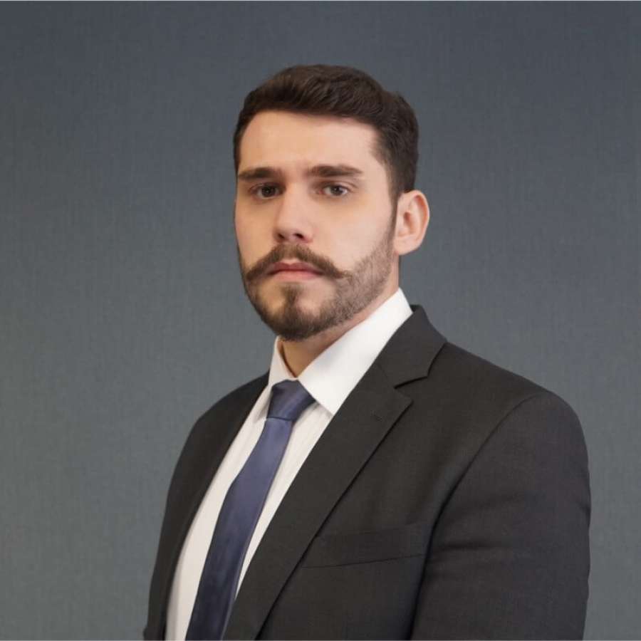 Retrato profissional de advogado sócio fundador, terno escuro, gravata, expressão confiante e séria, fundo cinza neutro, iluminação de estúdio, fotografia realista corporativa