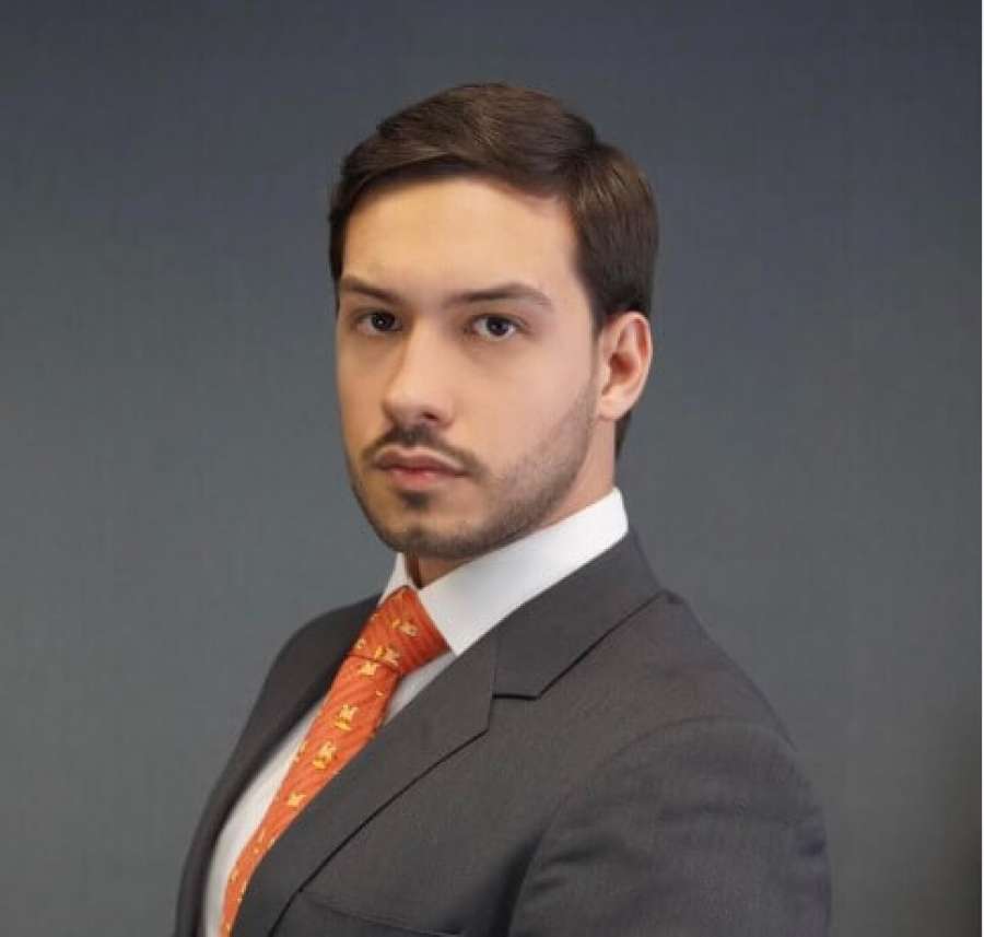 Retrato profissional de advogado sócio fundador, terno escuro, gravata estampada, expressão confiante e séria, fundo cinza neutro, iluminação de estúdio, fotografia realista corporativa