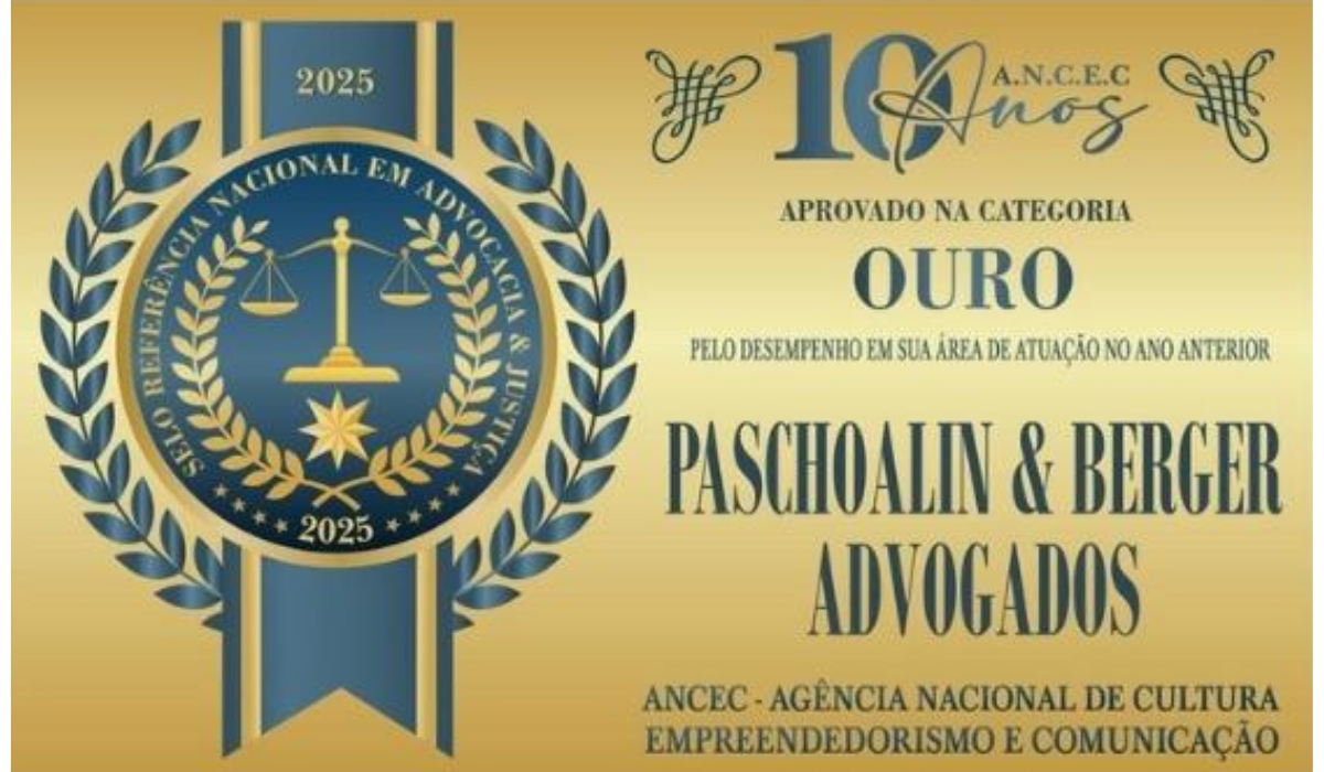 Certificado dourado de premiação ANCEC 2025, selo circular com balança da justiça ao centro, coroa de louros, texto Aprovado na Categoria Ouro, nome Paschoalin e Berger Advogados em destaque, fundo dourado metálico, design elegante de certificado corporativo